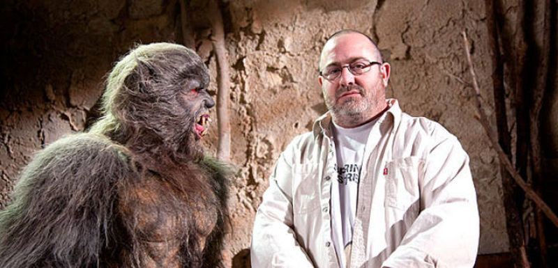  Juan Martínez Moreno vigilado de cerca por uno de sus lobos de Arga