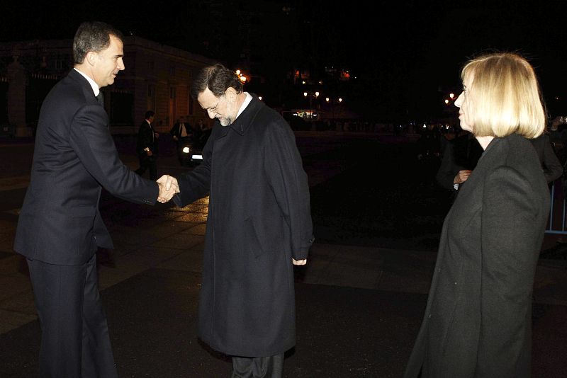 El príncipe Felipe saluda al presidente del Gobierno, Mariano Rajoy, en el funeral por el presidente de honor del Partido Popular, Manuel Fraga Iribarne.