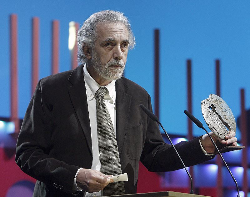 TRUEBA RECIBE LA MEDALLA DE ORO EN LOS XVII PREMIOS JOSÉ MARÍA FORQUÉ