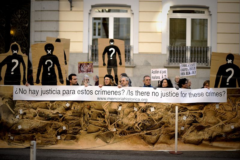 "¿No hay justicia para estos crímenes?", se puede leer en una de las pancartas de apoyo a Garzón sobre la imagen de una fosa común