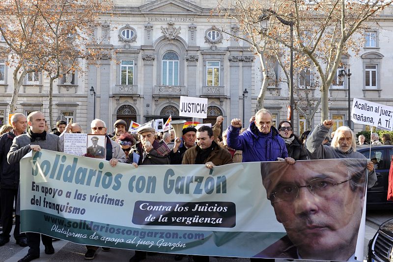 Varias decenas de personas se han concentrado esta mañana frente al Tribunal Supremo en apoyo al juez Baltasar Garzón.