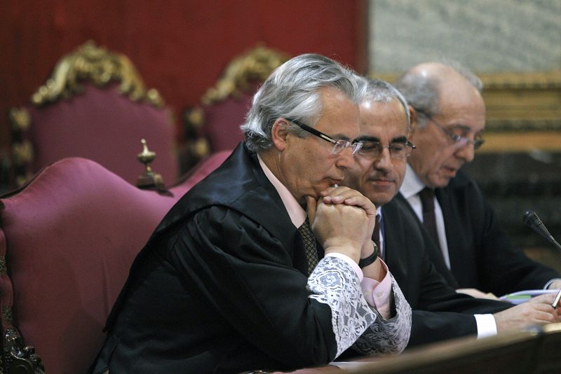 El juez Baltasar Garzón en el banquillo del Tribunal Supremo. A la derecha el abogado del magistrado, Gonzalo Martínez-Fresneda.