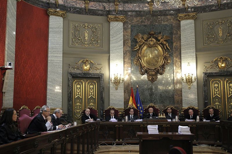 El juez Baltasar Garzón (2-i), junto a su abogado, Gonzalo Martínez-Fresneda (3-i), en el banquillo del Tribunal Supremo.