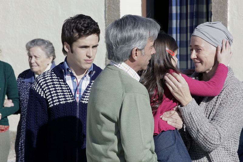 Carlos acompaña a su padres en su viaje a Sagrillas. Mercedes se alegra de estar con su familia pero no soporta la expectación que ha levantado su visita entre los vecinos del pueblo.