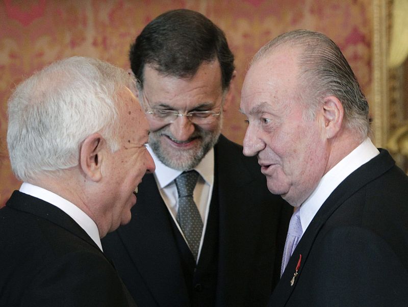 El rey don Juan Carlos conversa con el ministro de Asuntos Exteriores, José Manuel García Margallo (i), en presencia del presidente del Gobierno, Mariano Rajoy.