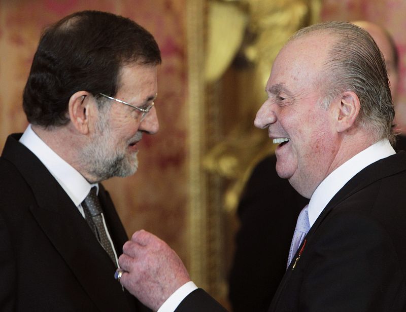 El rey don Juan Carlos conversa con el presidente del Gobierno, Mariano Rajoy.