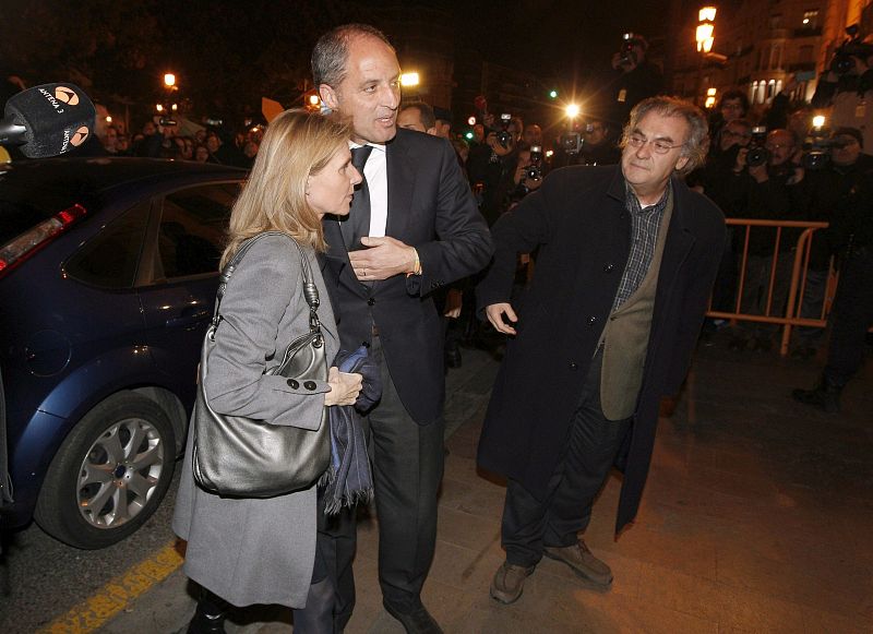 El expresidente de la Generalitat valenciana Francisco Camps a su llegada, acompañado de su mujer, al Tribunal Superior de Justicia de Valencia para escuchar la lectura del veredicto del caso de los trajes.