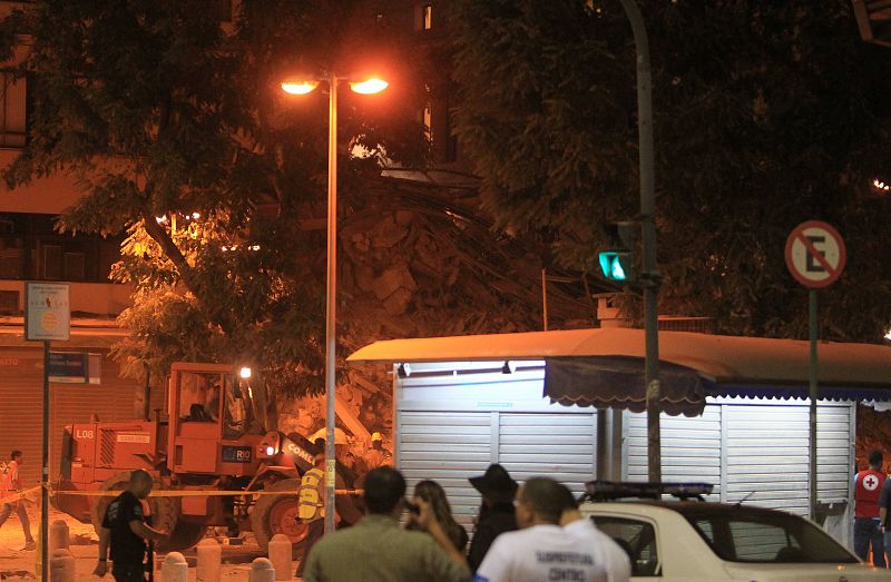 Los equipos de rescate trabajaban en el socorro a las víctimas en el lugar del accidente.