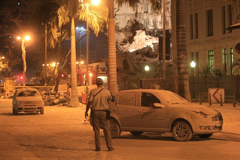 Varios vehículos estacionados en los alrededores han resultado dañados por los escombros.