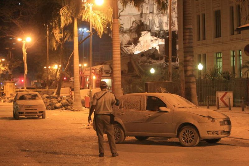 Varios vehículos estacionados en los alrededores han resultado dañados por los escombros.