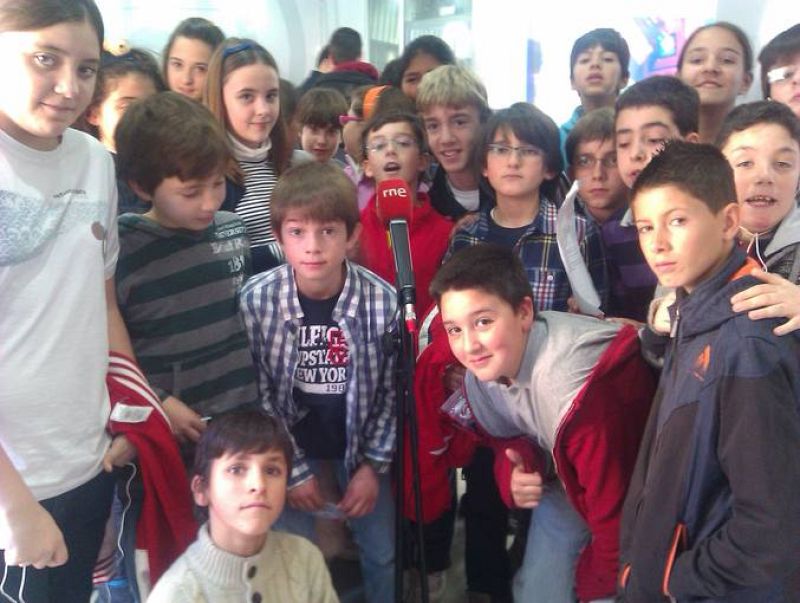  Escolares dentro de la exposición