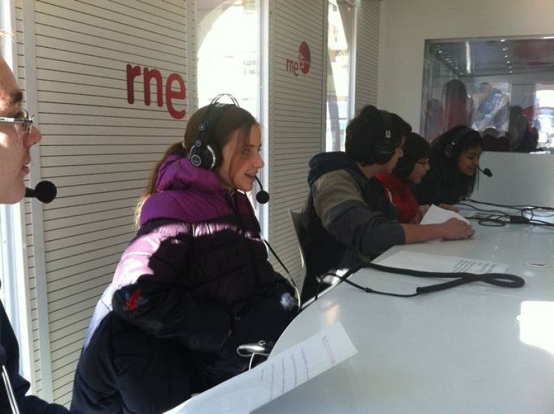  Varios niños grabando su propia noticia