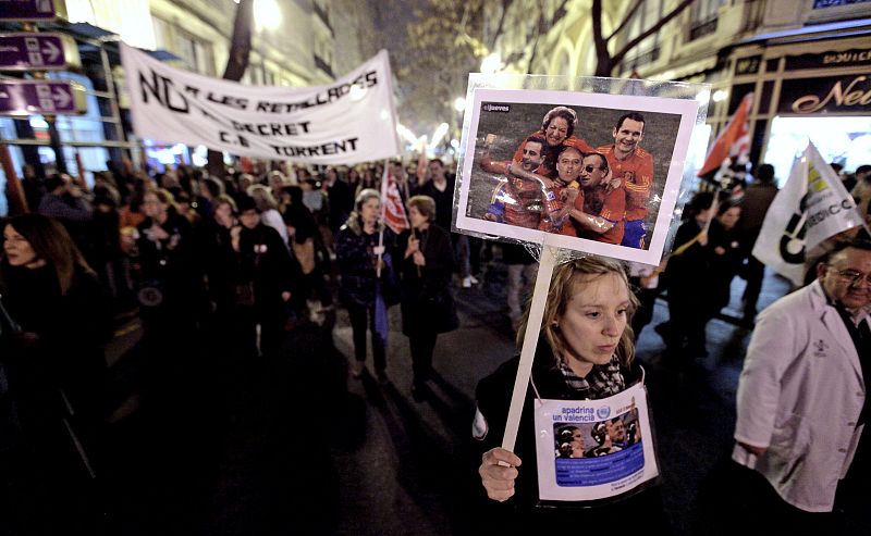 MILES DE VALENCIANOS SE MANIFIESTAN EN DEFENSA DE LOS SERVICIOS PÚBLICOS