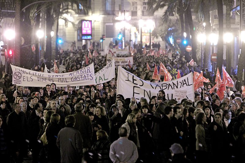 MILES DE VALENCIANOS SE MANIFIESTAN EN DEFENSA DE LOS SERVICIOS PÚBLICOS