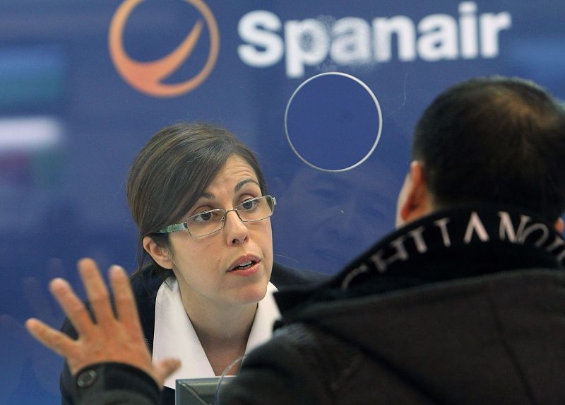 PASAJEROS AFECTADOS POR EL CIERRE DE SPANAIR LLEGAN A BARAJAS PARA CANJEAR SUS BILLETES