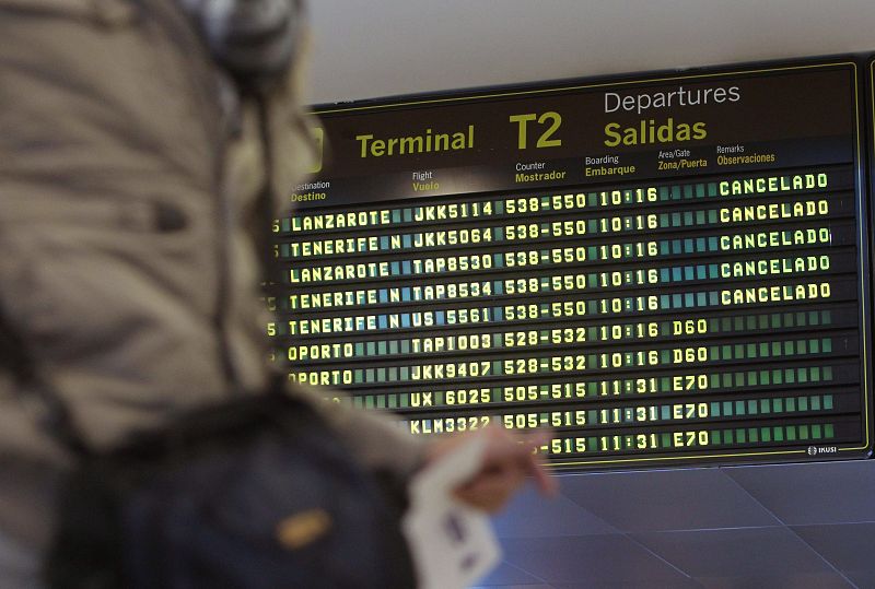 UN PANEL INFORMA DE LA CANCELACIÓN DE VUELOS DE SPANAIR EN BARAJAS