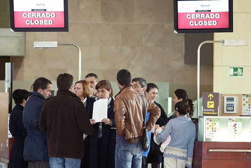 PASAJEROS AFECTADOS POR EL CIERRE DE SPANAIR EN UNO DE LOS MOSTRADORES DE LA COMPAÑÍA EN TENERIFE
