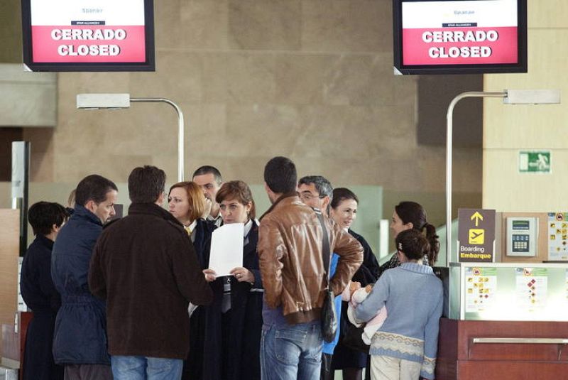 PASAJEROS AFECTADOS POR EL CIERRE DE SPANAIR EN UNO DE LOS MOSTRADORES DE LA COMPAÑÍA EN TENERIFE