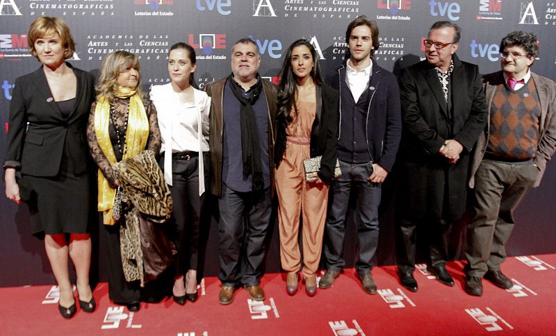 El equipo de la película 'La voz dormida' rodea a su director, Benito Zambrano .