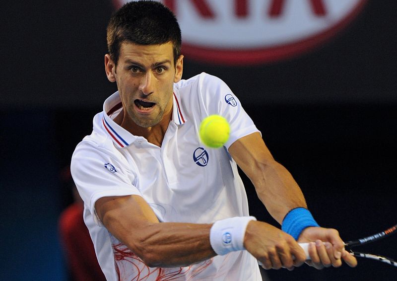 Novak Djokovic devuelve una bola a Rafa Nadal con su revés a dos manos