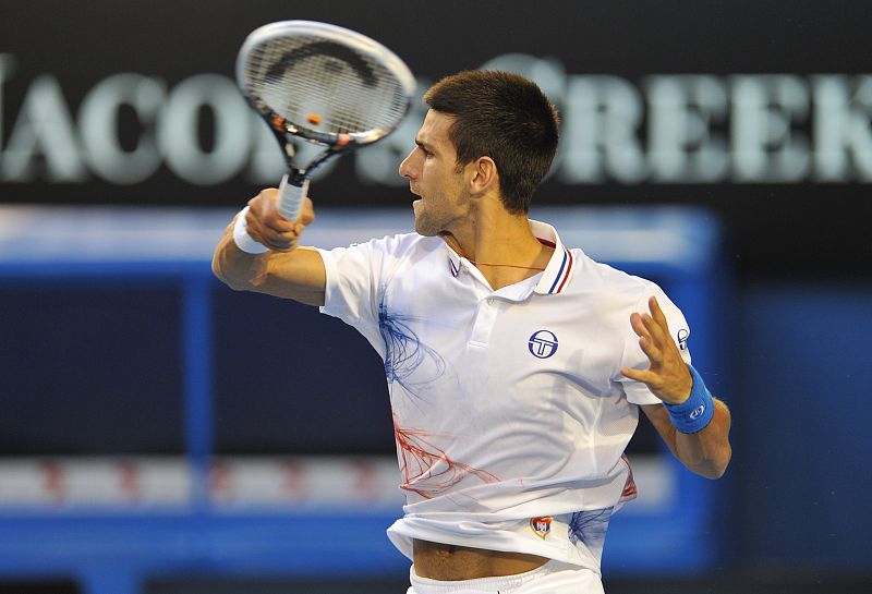 Djokovic prueba una derecha en la final del Open de Australia contra Nadal