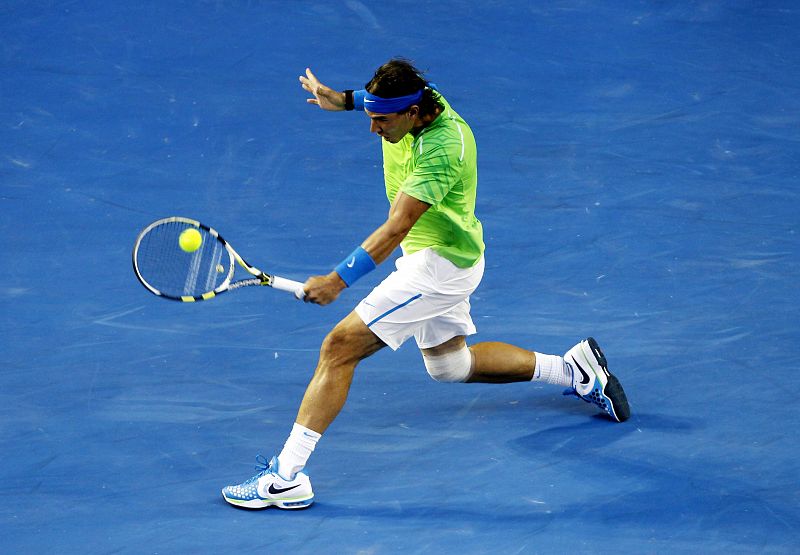 El tenista español Rafael Nadal en acción contra el serbio Novak Djokovic durante la final del Abierto de Australia