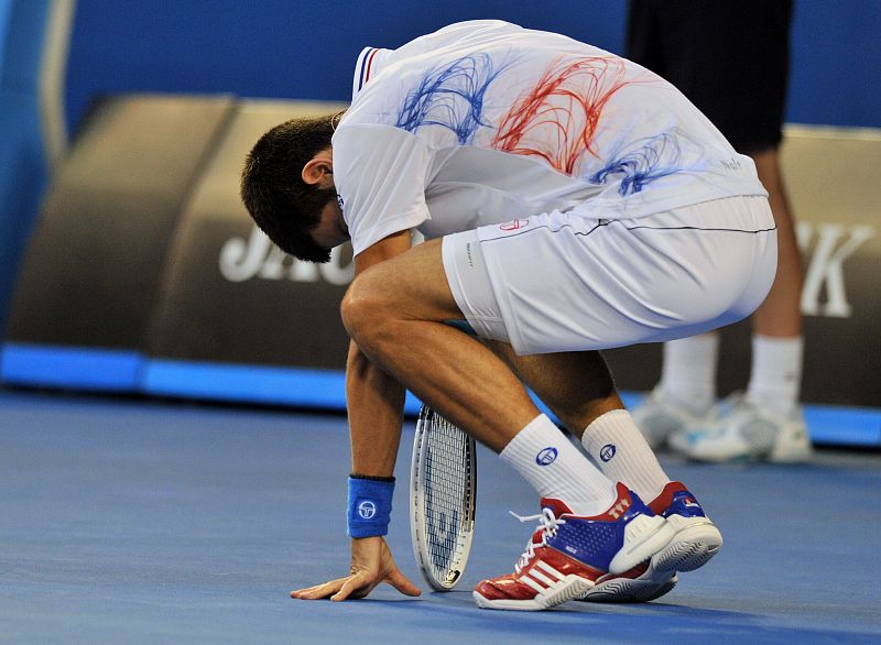 Novak Djokovic se duele de su tobillo en un punto del partido contra Nadal