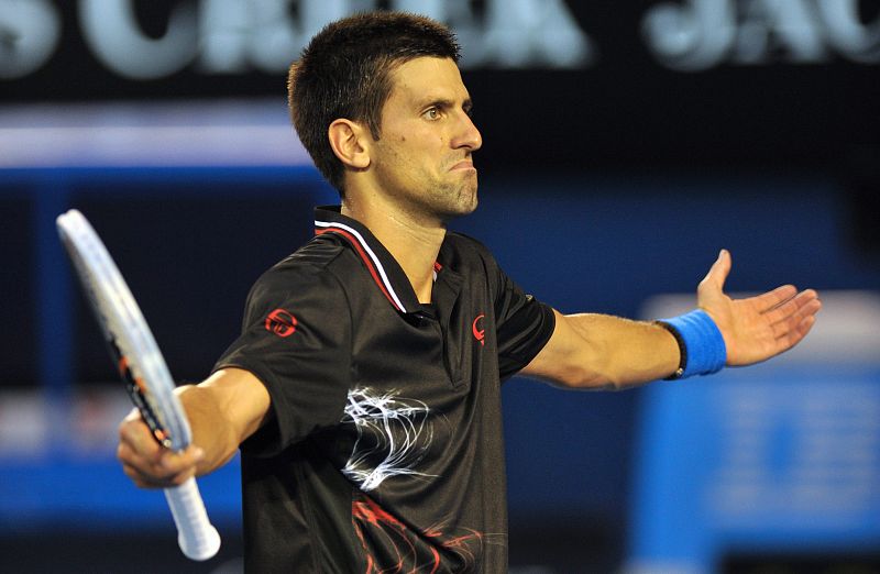 Djokovic, que se cambió de camiseta en el primer set, lamenta un fallo en el partido