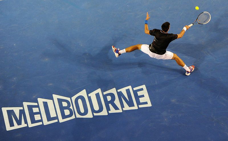 Novak Djokovic devuelve una bola desde el fondo de la pista de Melbourne