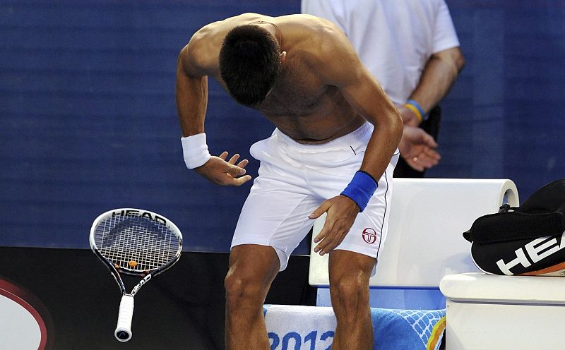 El tenista serbio Novak Djokovic reacciona tras perder el primer set ante el español Rafael Nadal