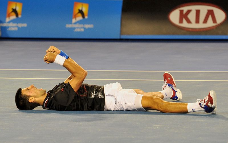 Novak Djokovic celebra su victoria tras casi seis horas de partido