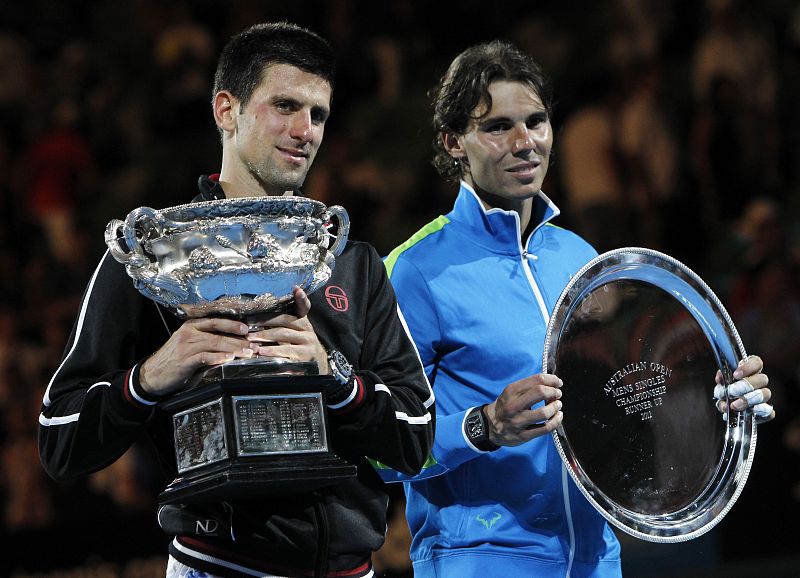 El tenista español Rafa Nadal (d) y el serbio Novak Djokovic (i) posan con sus respectivos trofeos