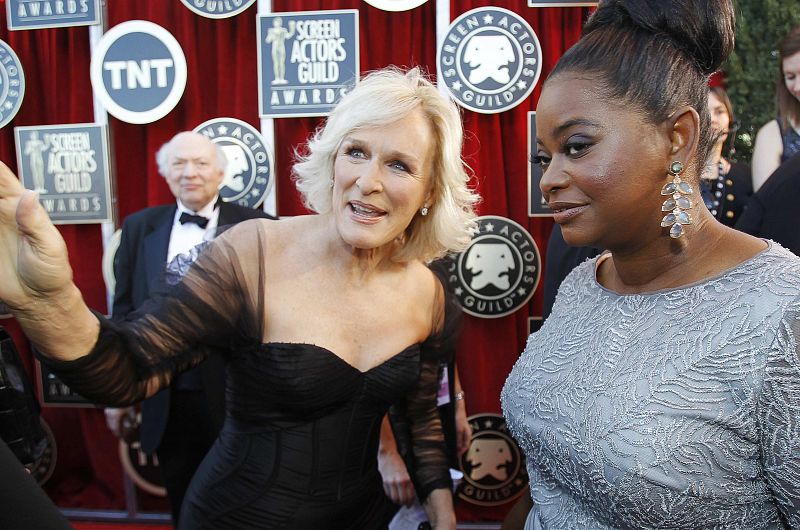 Las actrices Glenn Close de la película "Albert Nobbs" y Octavia Spencer del largometraje "The help" charlan antes de la gala