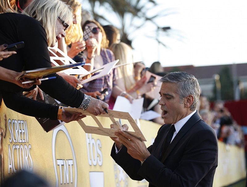 George Clooney firma autógrafos en esta edición donde está nominado a mejor actor por la película "Los descendientes"