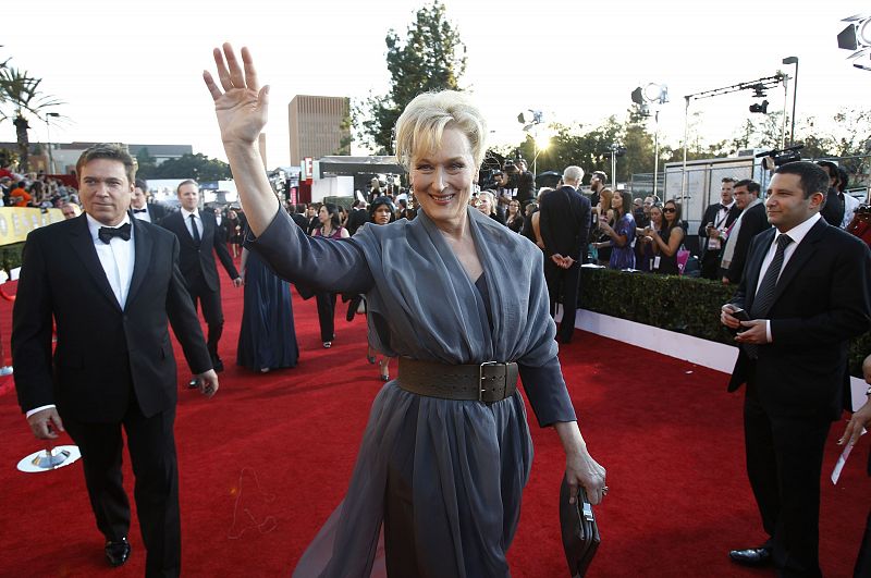 Meryl Streep nominada por su papel protagonista en "La dama de hierro" atraviesa la alfombra roja