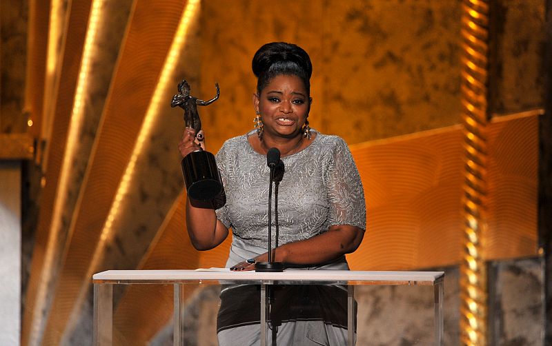 La actriz Octavia Spencer recoge su premio a mejor actriz secundaria por su papel en "The help". la película com más nominaciones en esta edición