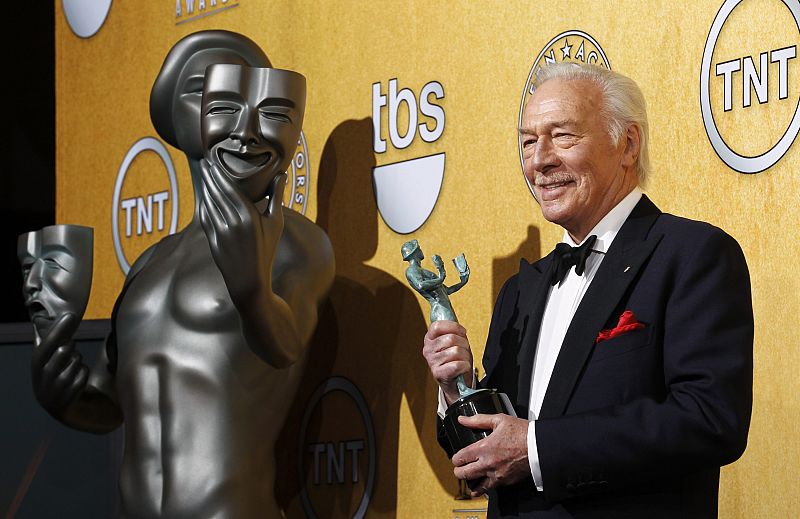 Christopher Plummer enseña su galardón como mejor actor secundario en la película "Beginners"