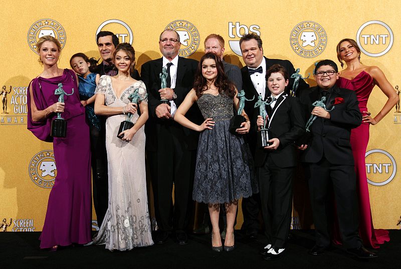 El elenco de actores de la poco convencional serie de TV "Modern Family" posa con sus galardones por segundo año consecutivo