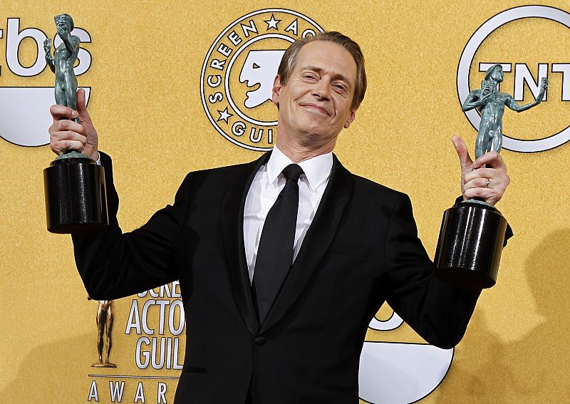 Un premio en cada mano. Así se ha dejado ver el actor Steve Buscemi, galardonado como mejor actor de drama y mejor interpretación en la serie 'Boardwalk Empire'