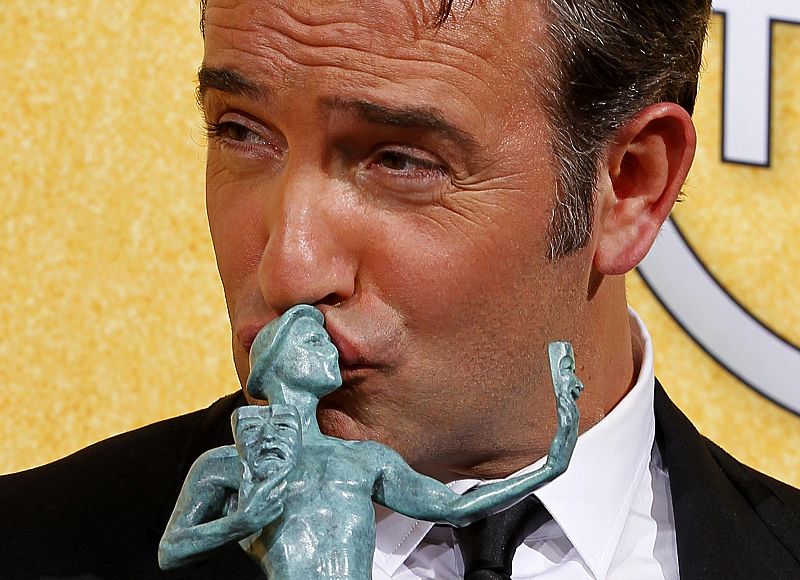 Jean Dujardin ('The Artist') besa su premio a mejor actor