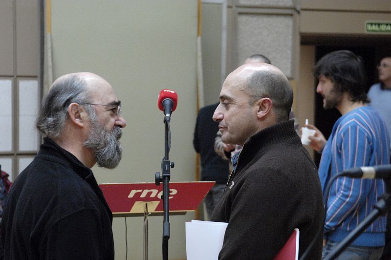 Los protagonistas Álex Angulo y Pepe Viyuela charlan durante los ensayos de 'La Vida de Brian'