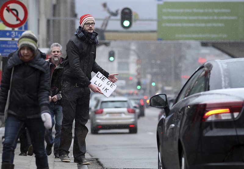 Un hombre hace autoestop en una importante avenida de Bruselas (Bélgica) durante la huelga