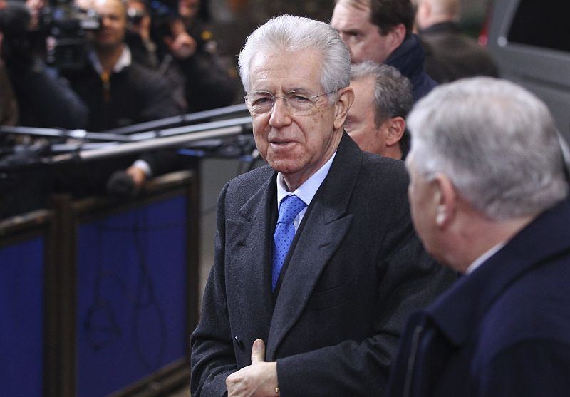 El primer ministro italiano Mario Monti llega a la cumbre de jefes de Estado y Gobierno de la Unión Europea