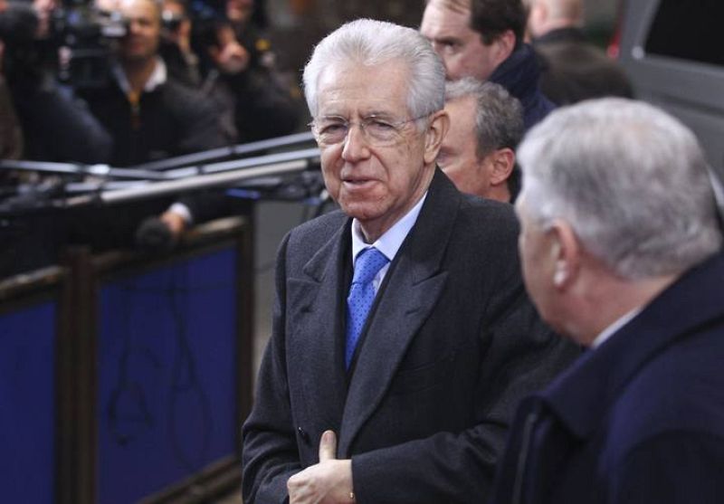 El primer ministro italiano Mario Monti llega a la cumbre de jefes de Estado y Gobierno de la Unión Europea 