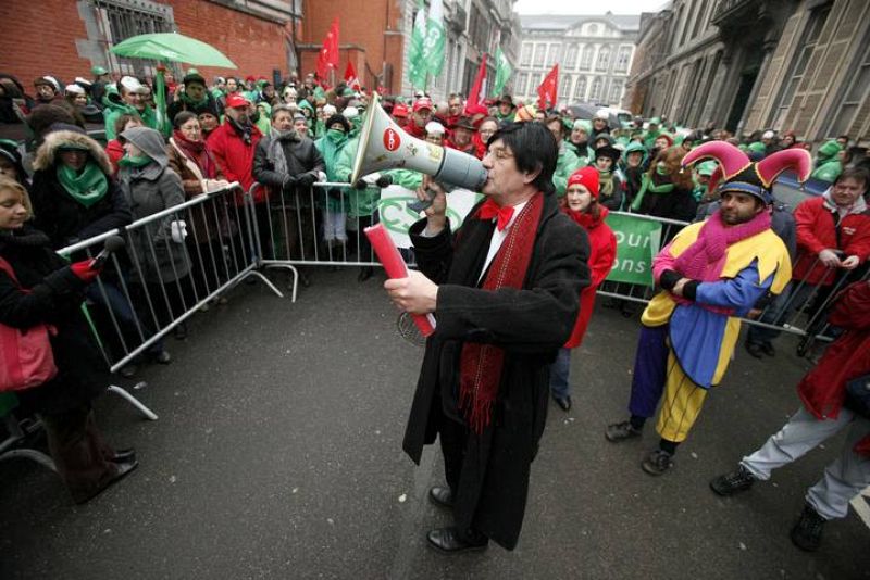 Un hombre disfrazado del primer ministro belga Elio Di Rupo se dirige a los manifestantes en la jornada de huelga 