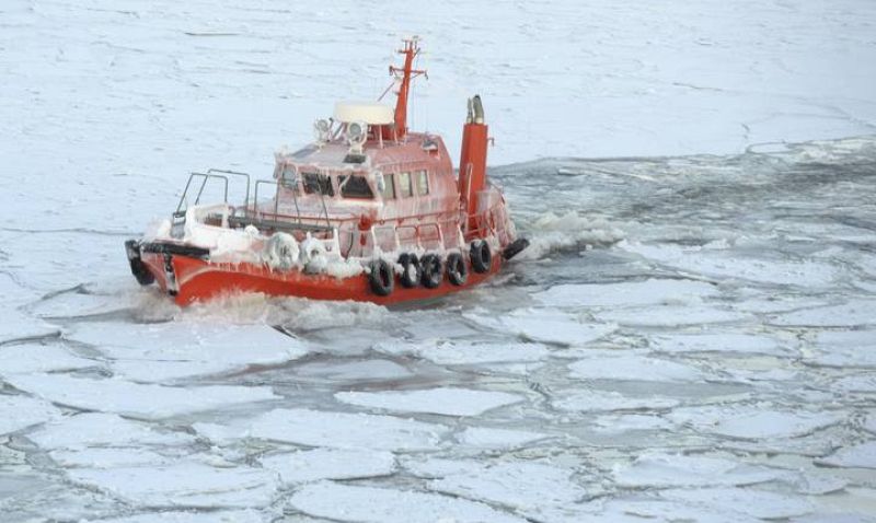  Un barco rompe el hielo en su camino hacia el faro Harmaja en la costa de Helsinki.  