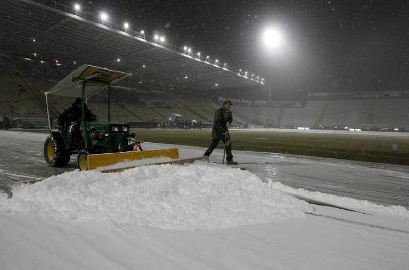 La nieve, que cubre el estadio de fútbol Tardini, ha impedido que se juegue un encuentro  de la liga italiana entre el Parma y la Juventus. 