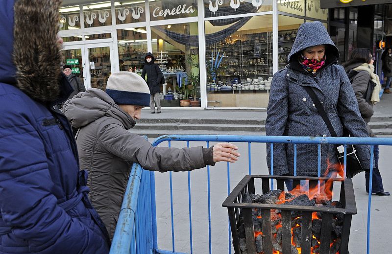 El Ayuntamiento de Varsovia ha encendido fogatas en las calles para que la gente pueda calentarse y resistir las bajas temperaturas.