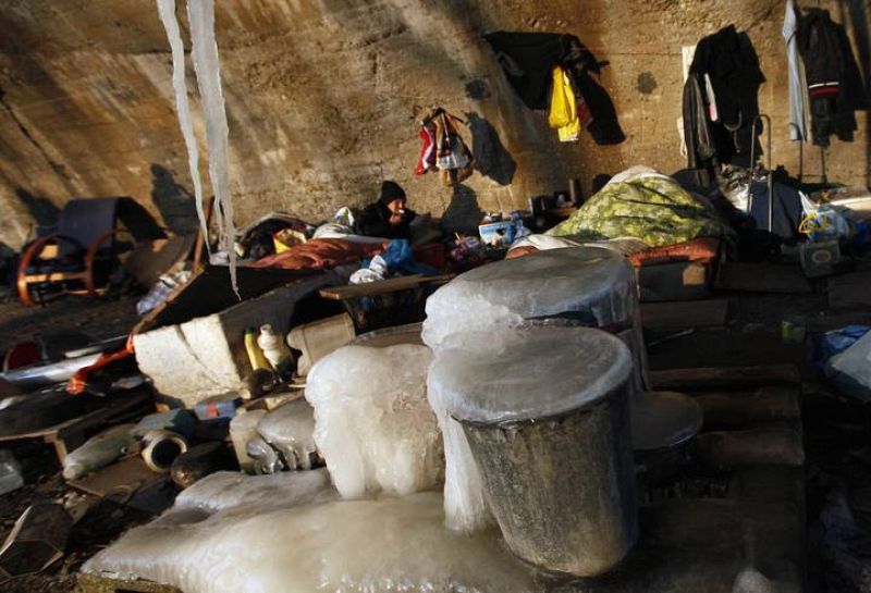 Bloque de hielos junto a los indigentes que se refugian del frío bajo el puente Libensky en Praga. 