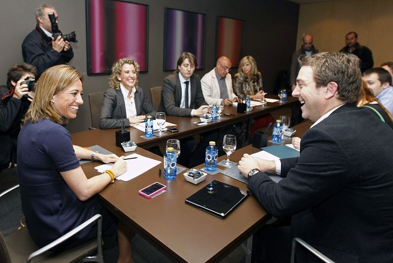 REUNIÓN DE CARME CHACÓN CON SU EQUIPO